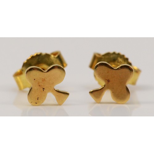 502 - A pair of 18ct gold Club symbol earrings with 9ct gold scroll backs, 6mm, 0.8g