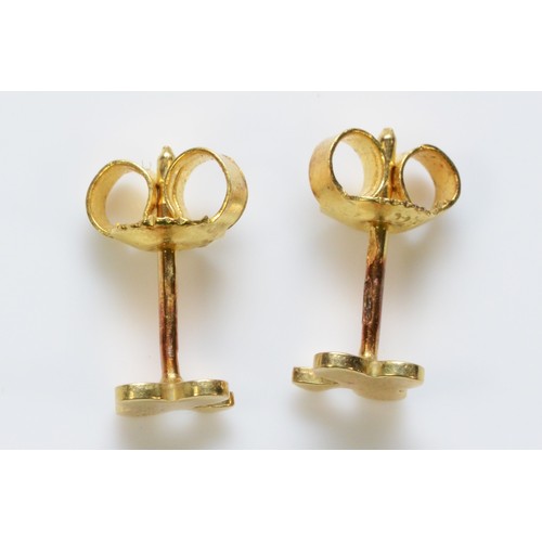 502 - A pair of 18ct gold Club symbol earrings with 9ct gold scroll backs, 6mm, 0.8g