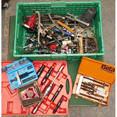 15 - A large collection of bearing pullers, spreading and splitting tools, makes include, Sykes Pickavant... 