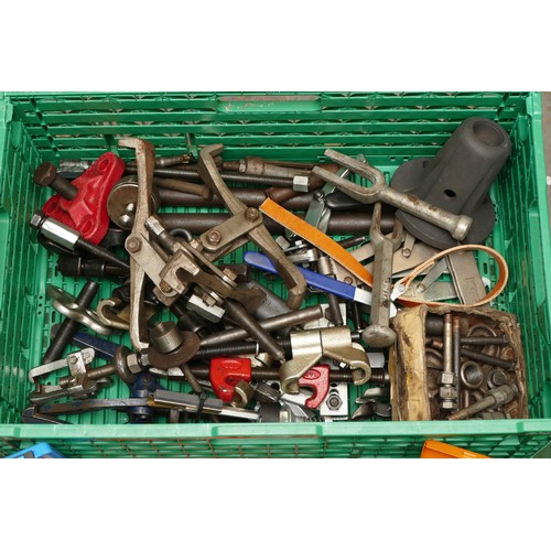 15 - A large collection of bearing pullers, spreading and splitting tools, makes include, Sykes Pickavant... 