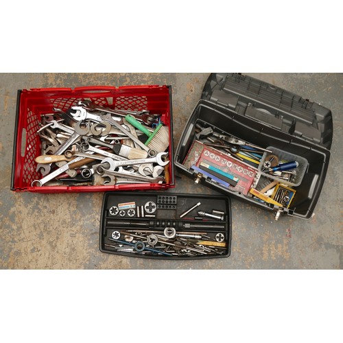 23 - A B&Q plastic tool box and a red crate of mixed tools, including threading equipment, paint brushes ... 