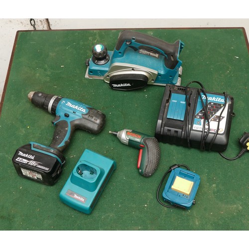 31 - A cordless tool collection to include, a Makita smoothing plane (DKP 180), a Makita drill/screwdrive... 