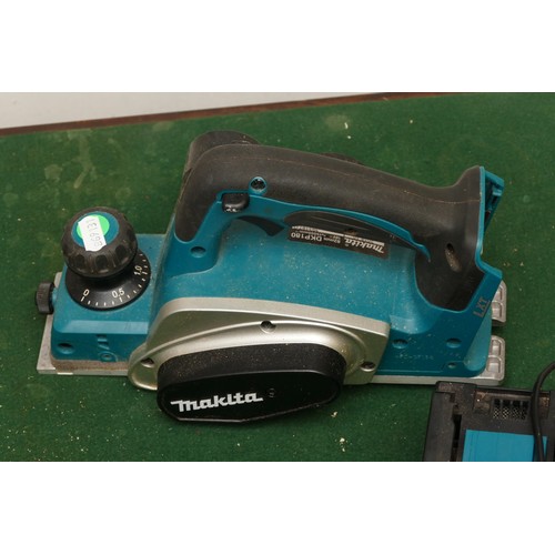 31 - A cordless tool collection to include, a Makita smoothing plane (DKP 180), a Makita drill/screwdrive... 