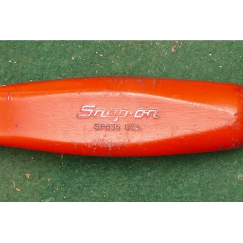 35 - A large Snap On pry bar (length 86cm).