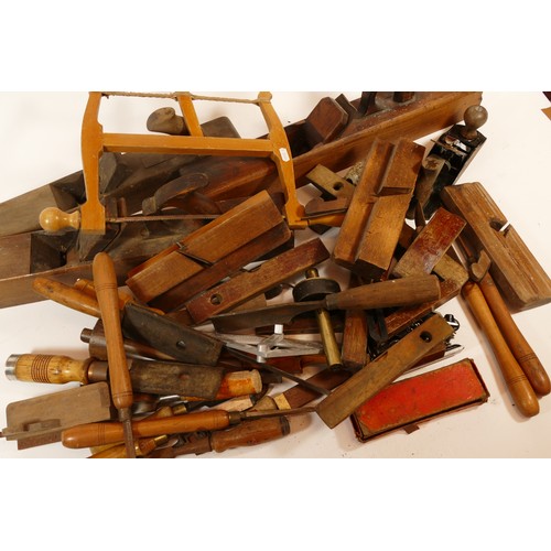 72 - A box of carpenters tools to include chisels, gouges and a Marples bow saw.