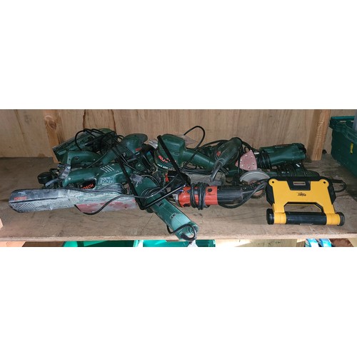 79 - A selection of 240v power tools to include Bosch PEX 400AE orbital sander, Bosch PDA 180 sander, Bos... 