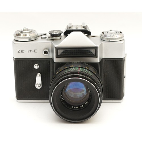 152 - A Zenit-E SLR camera with a Helios f/2 58mm lens, in case.
