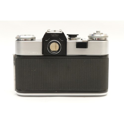 152 - A Zenit-E SLR camera with a Helios f/2 58mm lens, in case.