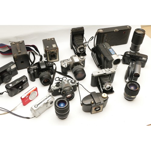 224 - A collection of cameras and camera accessories, to include, Canon EOS 500N, Hanimex f/2.8 28mm wide ... 