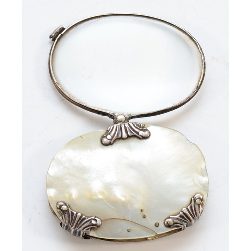 402 - A Georgian silver mounted and mother of pearl magnifying glass, unmarked, 6 x 4.5cm.
Repaired crack ... 