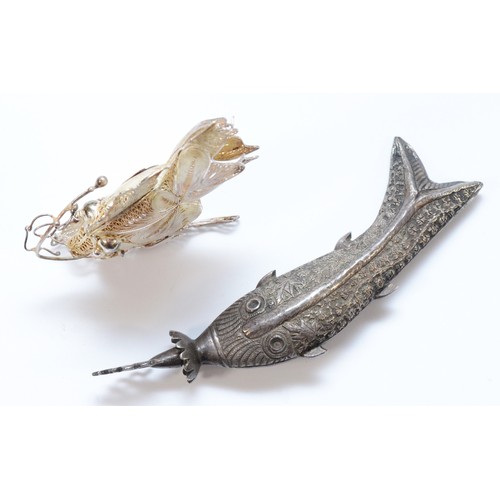 411 - A 925 silver filigree fish ornament, 7.5cm tall, together with an apparently unmarked silver fish sc... 