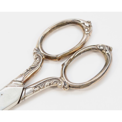 425 - A pair of silver handled scissors, Birmingham 1969, 18.5cm.