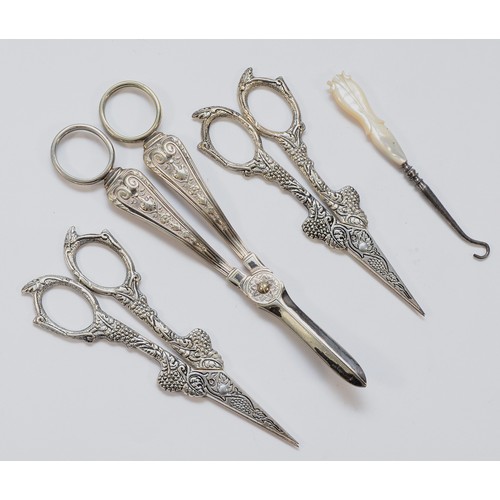 452 - A pair of EPNS grape scissors, two grape and vine scissors and a mother of pearl button hook (4)