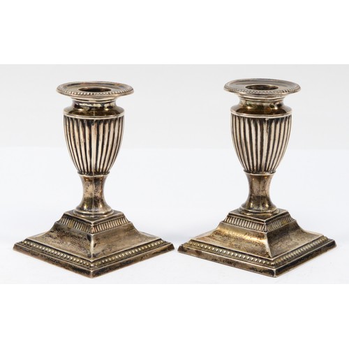 492 - An Edwardian pair of silver desk candlesticks, Sheffield 1904, reeded vase with detachable sconces, ... 