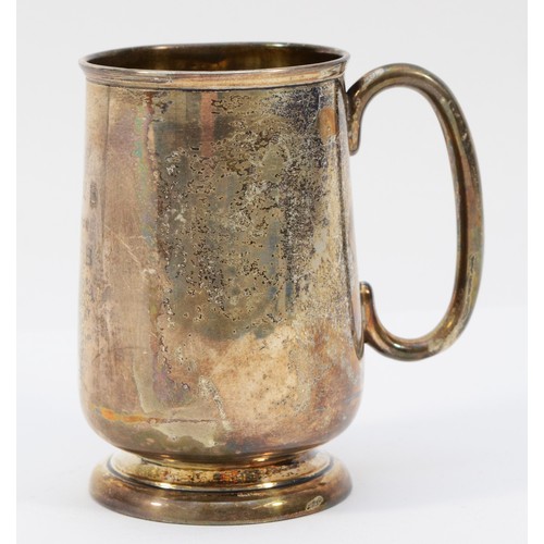 495 - An Edwardian silver presentation christening mug, Birmingham 1908, 9cm, 105gm