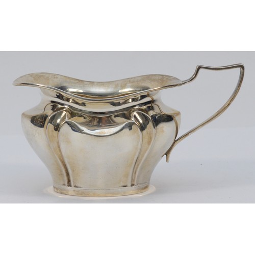 497 - An Edwardian silver cream jug, Birmingham 1908.length 11.5cm, 80gm