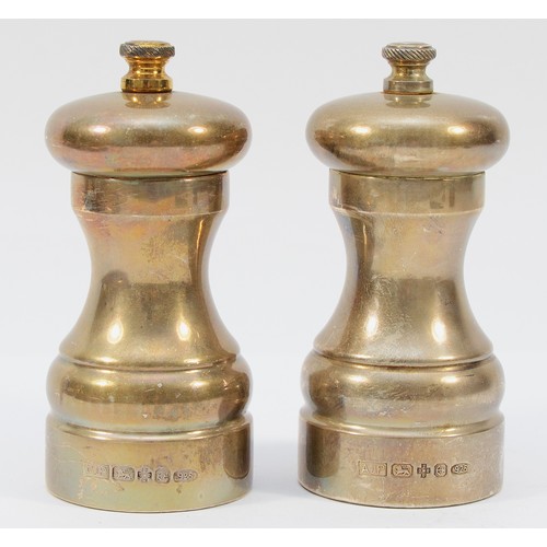 500 - A silver salt and pepper grinder set, London 2000, Millennium hallmarks, engraved Pirelli and JWG, 1... 