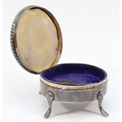 502 - A silver trinket box, Birmingham 1915, velvet interior, raised of four pad feet, diameter 6cm