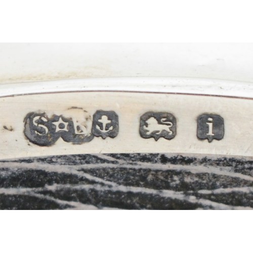 506 - An oval silver trinket box, Birmingham 1909, with silk liner, raised on four feet, 8 x 5.5cm