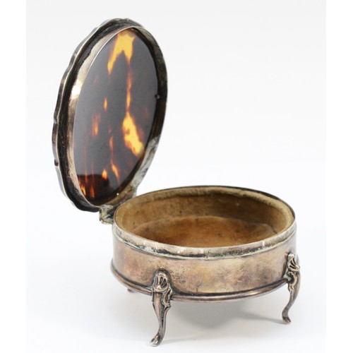 507 - A circular silver and tortoiseshell trinket box, Chester 1914, with velvet liner, raised on four fee... 