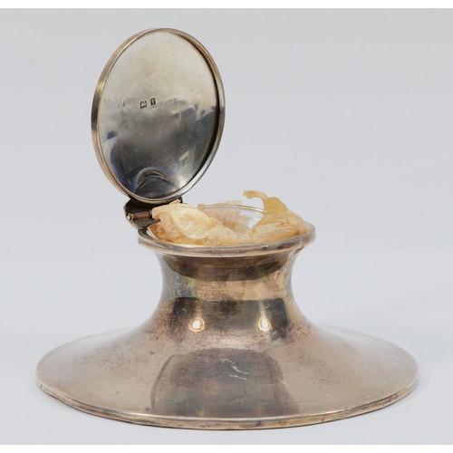 514 - An Edwardian silver capstan inkwell, Birmingham 1908, original glass liner, diameter 11.5cm