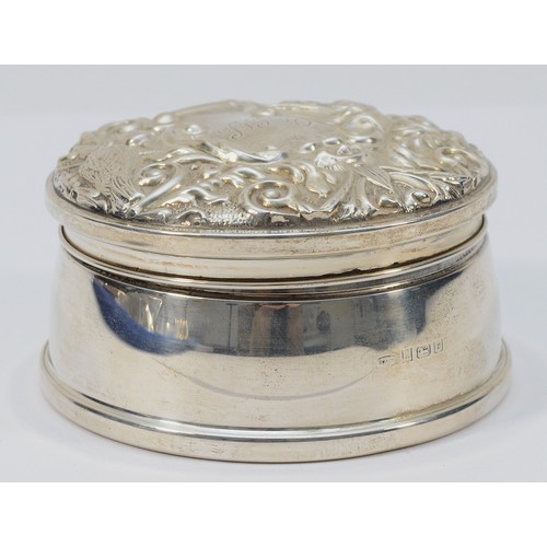 516 - A silver trinket box, Birmingham 1998, embossed with birds, velvet lined, diameter 9cm