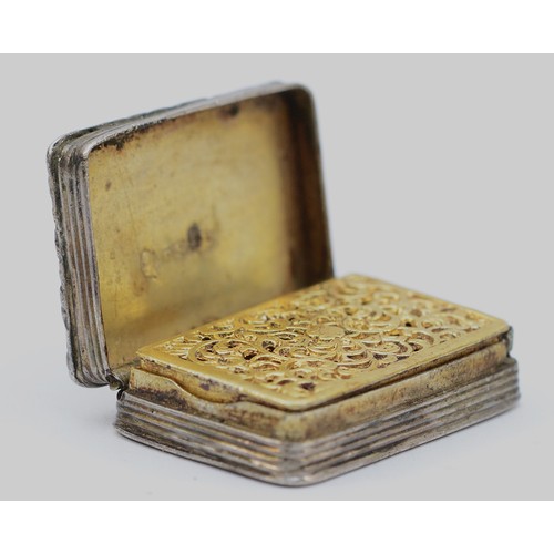 533 - A William IV silver vinaigrette, Birmingham 1830, with gilt floral engraved and pierced grille, not ... 