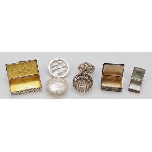 535 - A 925 Italian silver filigree pill box, together with a 925 silver pill box, London 1987, an unmarke... 