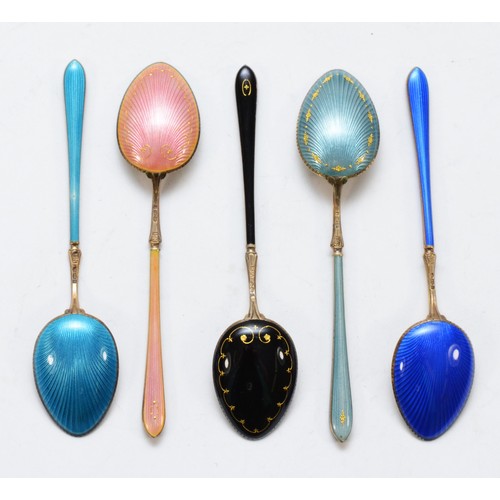 543 - A set of five silver gilt and enamel coffee spoons, London import 1919, case, 63gm.