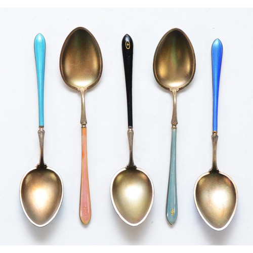 543 - A set of five silver gilt and enamel coffee spoons, London import 1919, case, 63gm.