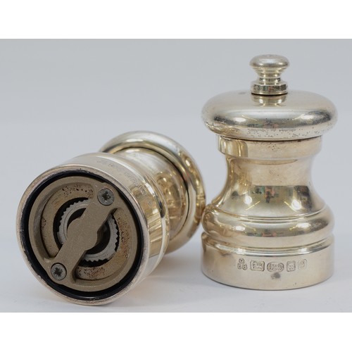 552 - A silver pair of salt and pepper grinders, London 2005, engraves S and P, 7cm