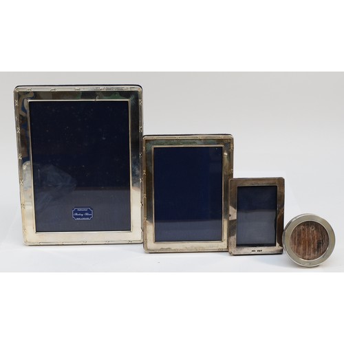 563 - A silver rectangular photograph frame, London 1998, 22x17cm, together with another rectangular silve... 