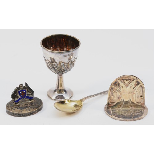 584 - An Edwardian silver egg cup and spoon, Sheffield 1901, case, a silver and enamel Advance Australia m... 