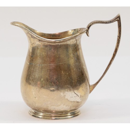 591 - A silver milk jug, London 1930, 9cm, 100gm