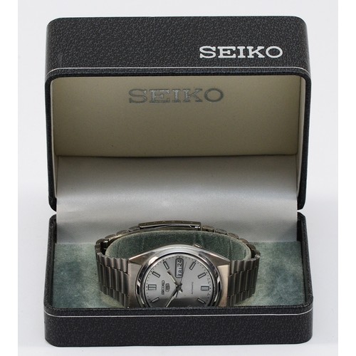 655 - Seiko 5, a stainless steel automatic day/date black dial gentleman's wristwatch, ref 7S26-0480, visi... 