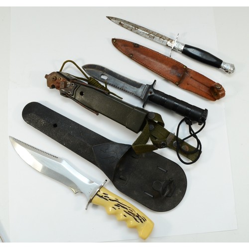 370 - Three knives to include an Italian Scubbard, numbered 15774, Taiwanese survival knife and an unnamed... 