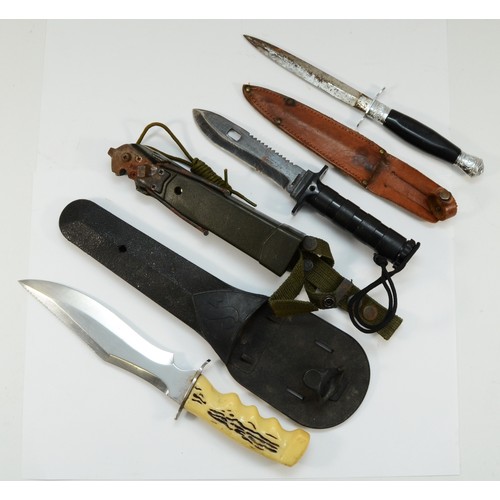 370 - Three knives to include an Italian Scubbard, numbered 15774, Taiwanese survival knife and an unnamed... 