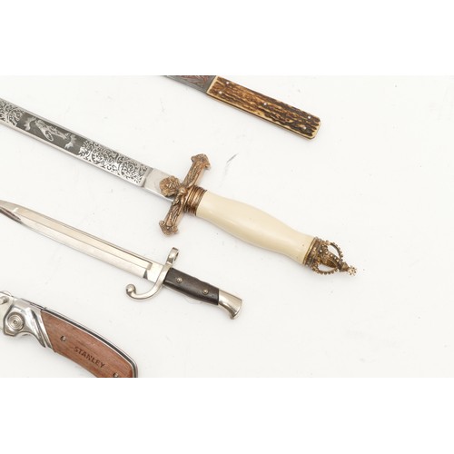 371 - A collection of four reproduction knifes, including a Stanlet blade and others, 24cm.
This bladed pr... 