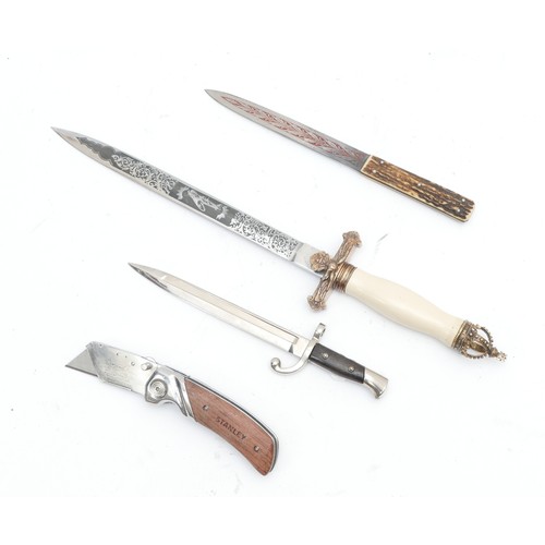 371 - A collection of four reproduction knifes, including a Stanlet blade and others, 24cm.
This bladed pr... 