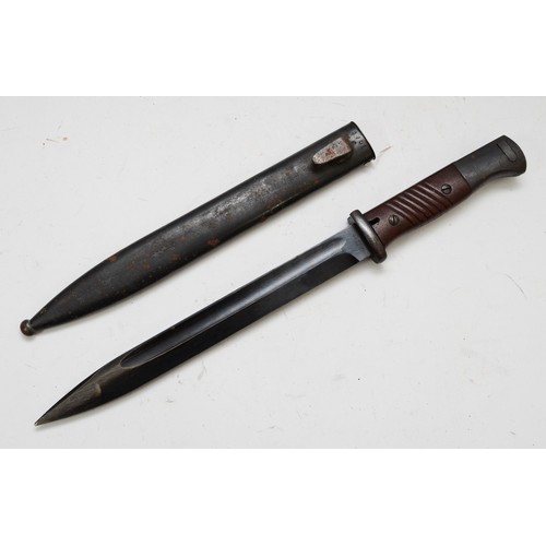 380 - A WWII German K98 Mauser bayonet, 25cm blade stamped 44asw and 8502, the metal scabbard numbered 370... 