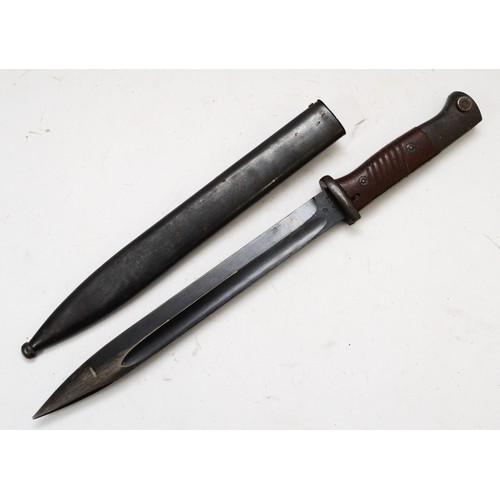 380 - A WWII German K98 Mauser bayonet, 25cm blade stamped 44asw and 8502, the metal scabbard numbered 370... 