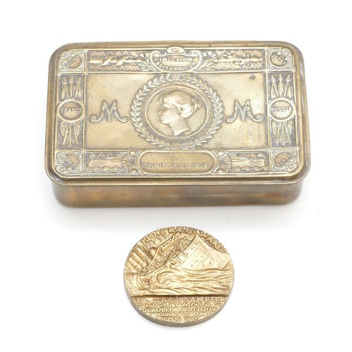 402 - A WWI brass Queen Mary 1914 Christmas tin, 13
x 8.5cm, together with a German Lusitania medal, dated... 