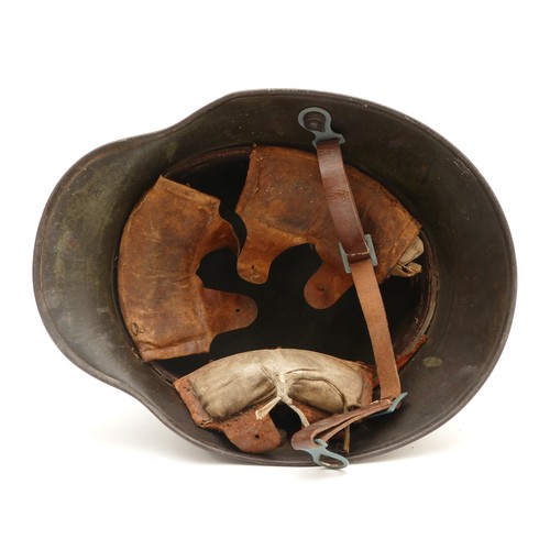 453 - WWI German Machine Gunners helmet, marked SI.66, with original leather interior but damaged.
This is... 