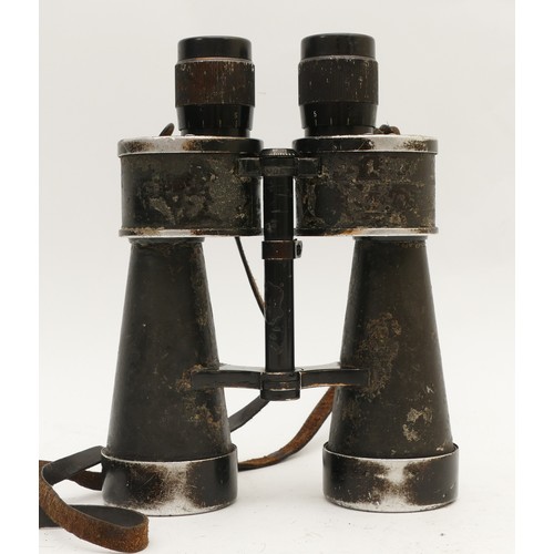 520 - A pair of WWII German Kreigsmarine 7x50 binoculars, code stamped 'beh' for Leitz, numbered 354874 (T... 