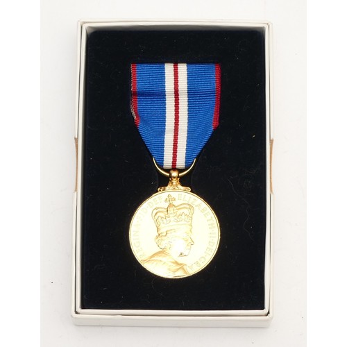 557 - A boxed Elizabeth II Golden Jubilee medal.