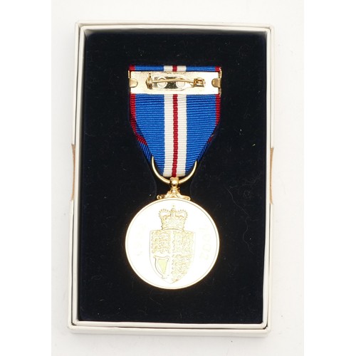 557 - A boxed Elizabeth II Golden Jubilee medal.