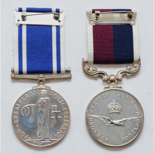 574 - ERII Pair of the R.A.F Long Service and Police medal, awarded to E1934973/E4216 SAC./CONST. J. R. Wo... 