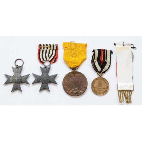 587 - A Wilhelm I memorial 1897 medal, together with another Prussian 1870-1871 medal, initialled Aus Erob... 