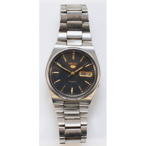 37 - Seiko 5, a stainless steel day date automatic gentleman's wristwatch, ref 7009-3130, black dial, 36m... 