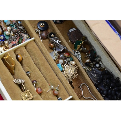 68 - A collection of assorted costume jewellery